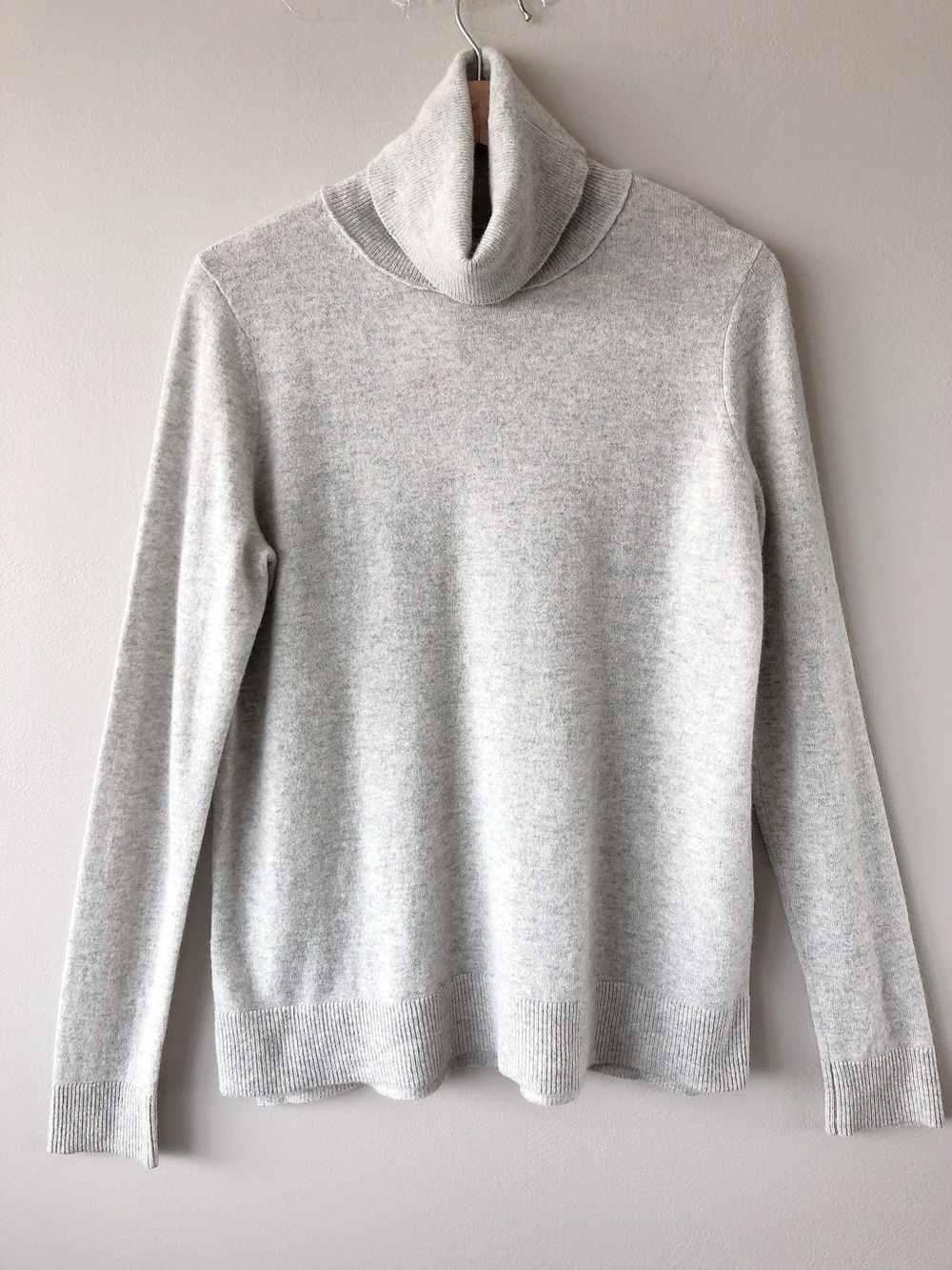 Vince 100% cashmere Light Gray Turtleneck Sweater Womens medium
